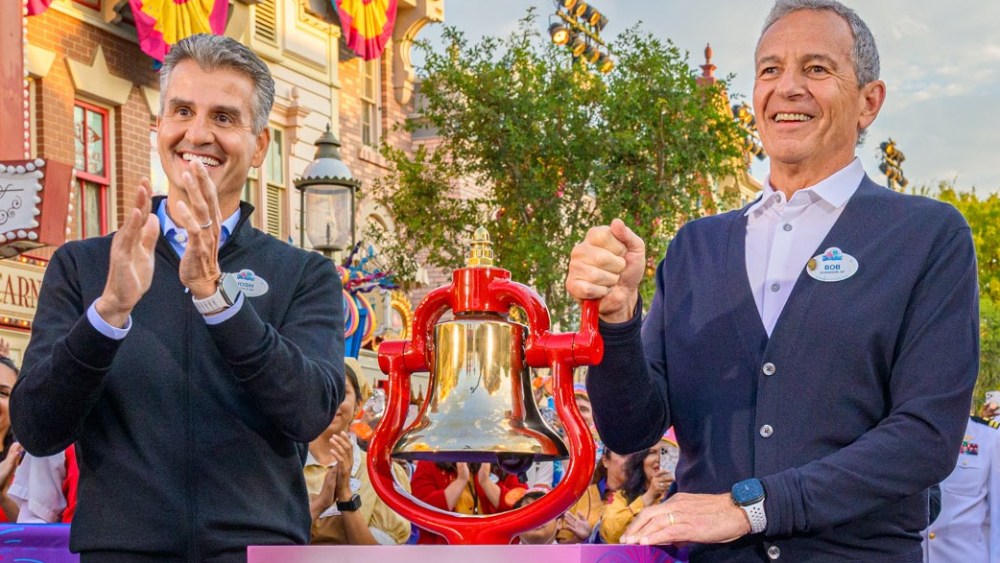 Bob Iger se despide como CEO de Disney mientras Josh D'Amaro asume el liderazgo en una nueva etapa.