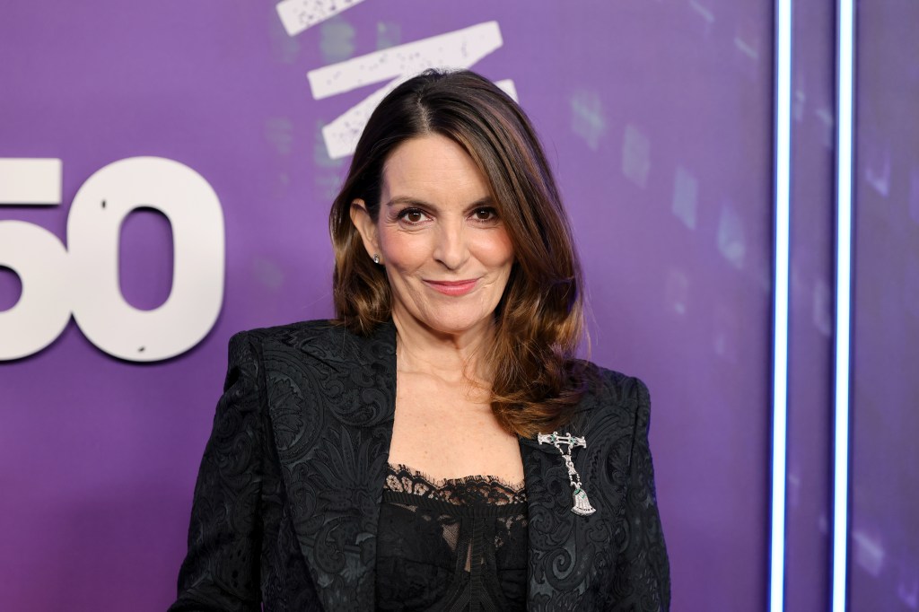 Tina Fey adelanta el primer sketch de Saturday Night Live UK, un evento esperado que promete risas y sorpresas.