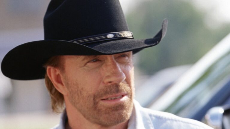 Chuck Norris, famoso por sus hazañas en Walker Texas Ranger, ha fallecido a los 86 años, dejando un legado imborrable.