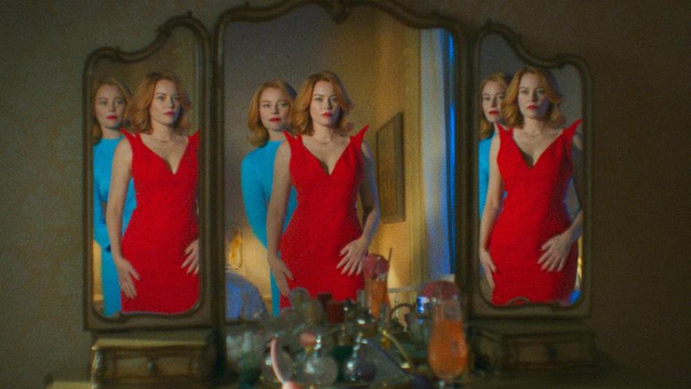 La ambiciosa obra DreamQuil de Alex Prager, protagonizada por Elizabeth Banks, ofrece un festín visual pero carece de conexión emocional.